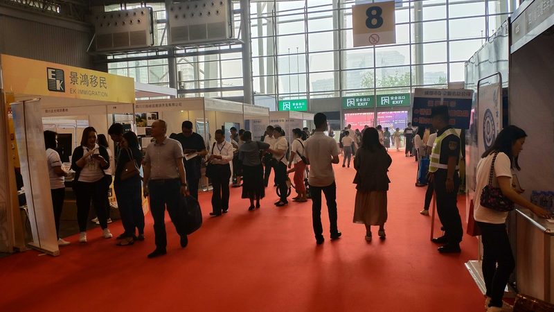 商场灯箱制作：尺寸标准与关键要素解析**